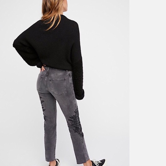 FREE PEOPLE Embroidered Girlfriend Jean NWT - Picture 5 of 6